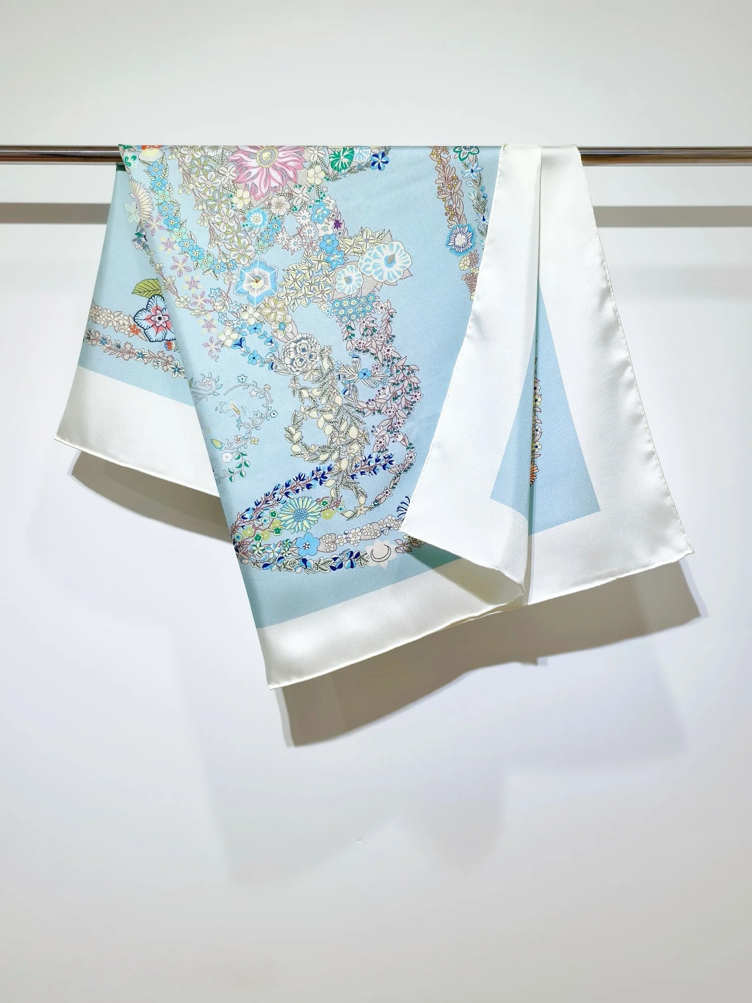 

Luxury Brand Women's Shawl Retro Fashion Floral Printed Scarves Large Square Scarves Hairbands Versatile Headscarves Accessories