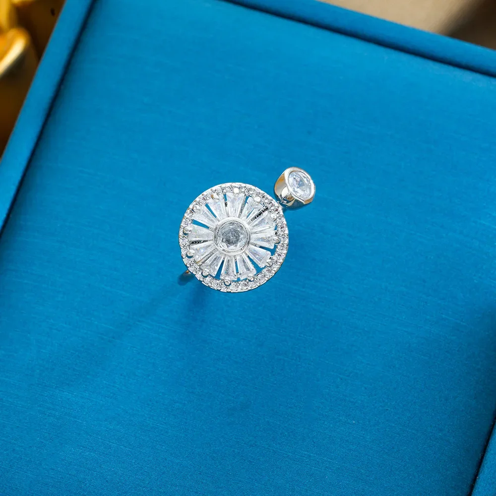 Пришитые бриллиантами и слегка инкрустированными вращающимися цирконами в форме цветка, кроме модного и прохладного стиля.