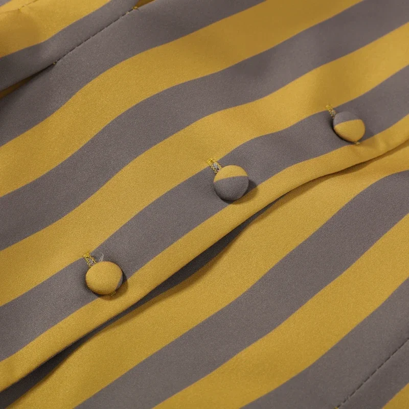 Lässiger gestreifter Hosenanzug für Damen: Locker sitzende Jacke mit V-Ausschnitt und langen Ärmeln, hochtaillierte gerade Hose – Sommer-Set 2026 für Damen – Detail 23