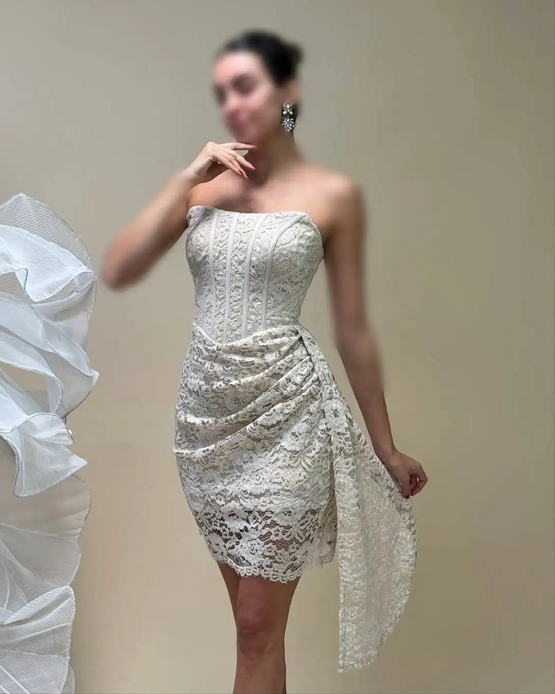 ชุดเดรสค็อกเทลมินิทรงเข้ารูป ดีไซน์ใหม่ แต่งลายปักแบบคอร์เซ็ท สายไขว้หลัง ดีไซน์หวานซ่อนเปรี้ยว เหมาะสำหรับงานพรอมหรืองานเลี้ยงอย่างเป็นทางการ