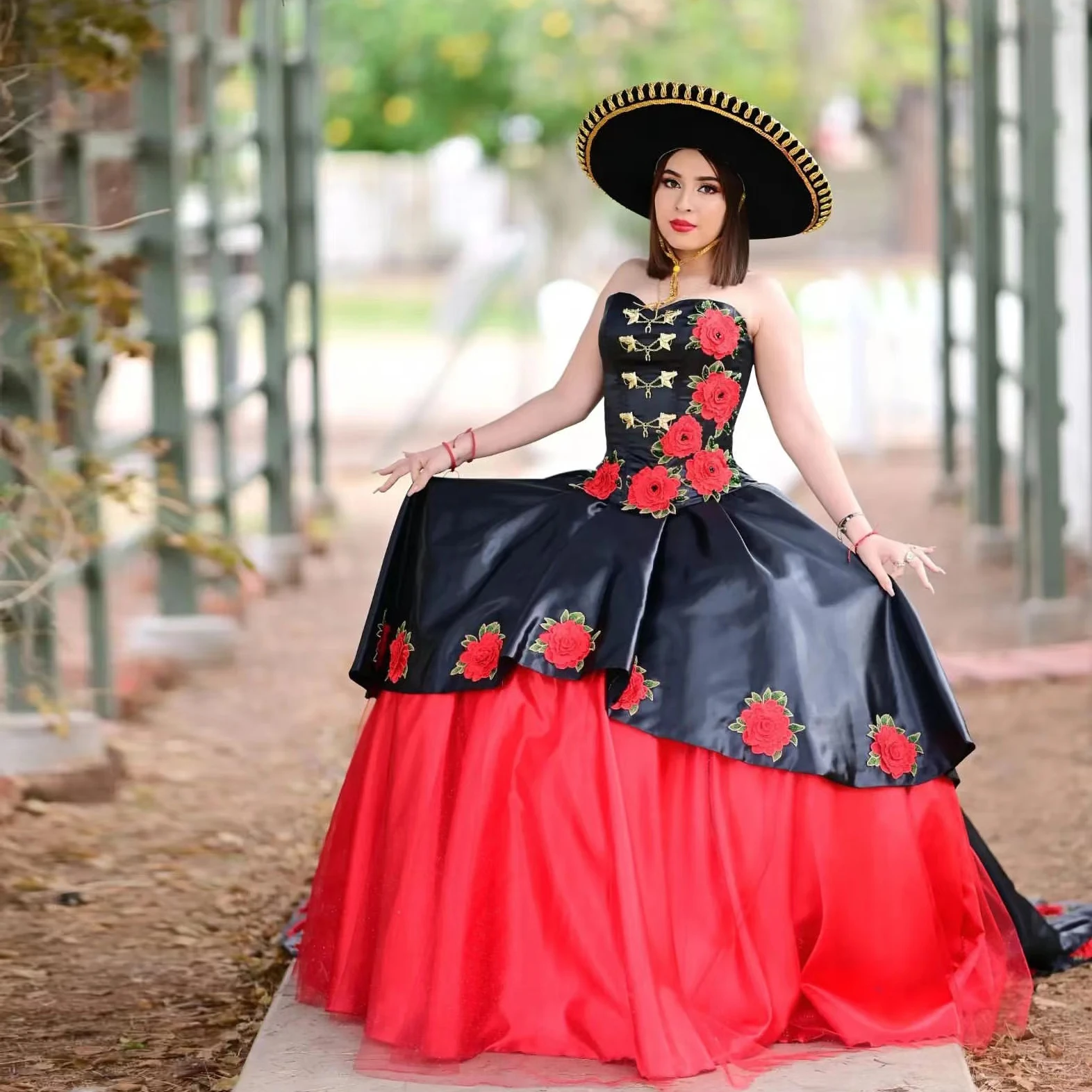 Gaun dansa gaun Quinceanera hitam mewah untuk gaun pesta dansa applique bunga 16 gaun cantik kustom