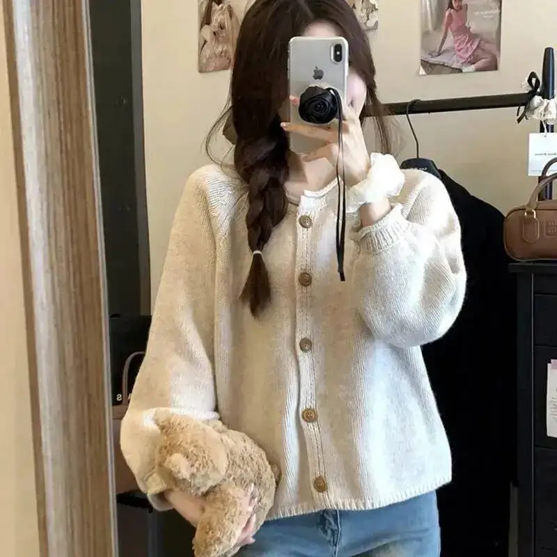 Cardigan lavorato a maglia Primavera e autunno Nuovo esterno ampio che indossa una giacca maglione con scollo tondo arricciato corto di colore sottile