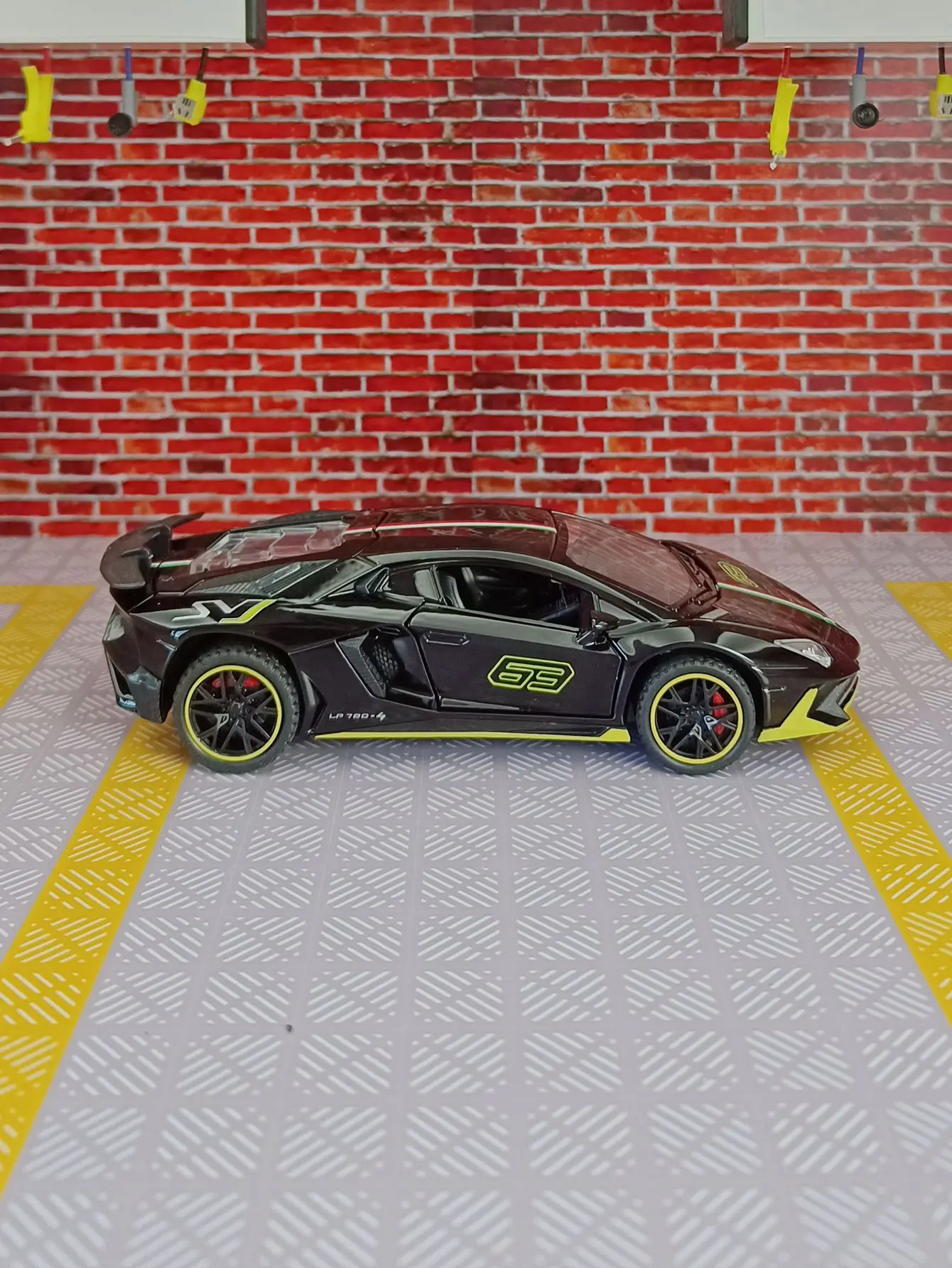 Modèle de rallye Lamborghini LP780-4 en alliage à l'échelle 1:32, avec des portes des deux côtés qui peuvent être ouvertes, riche en détails, finement conçu.