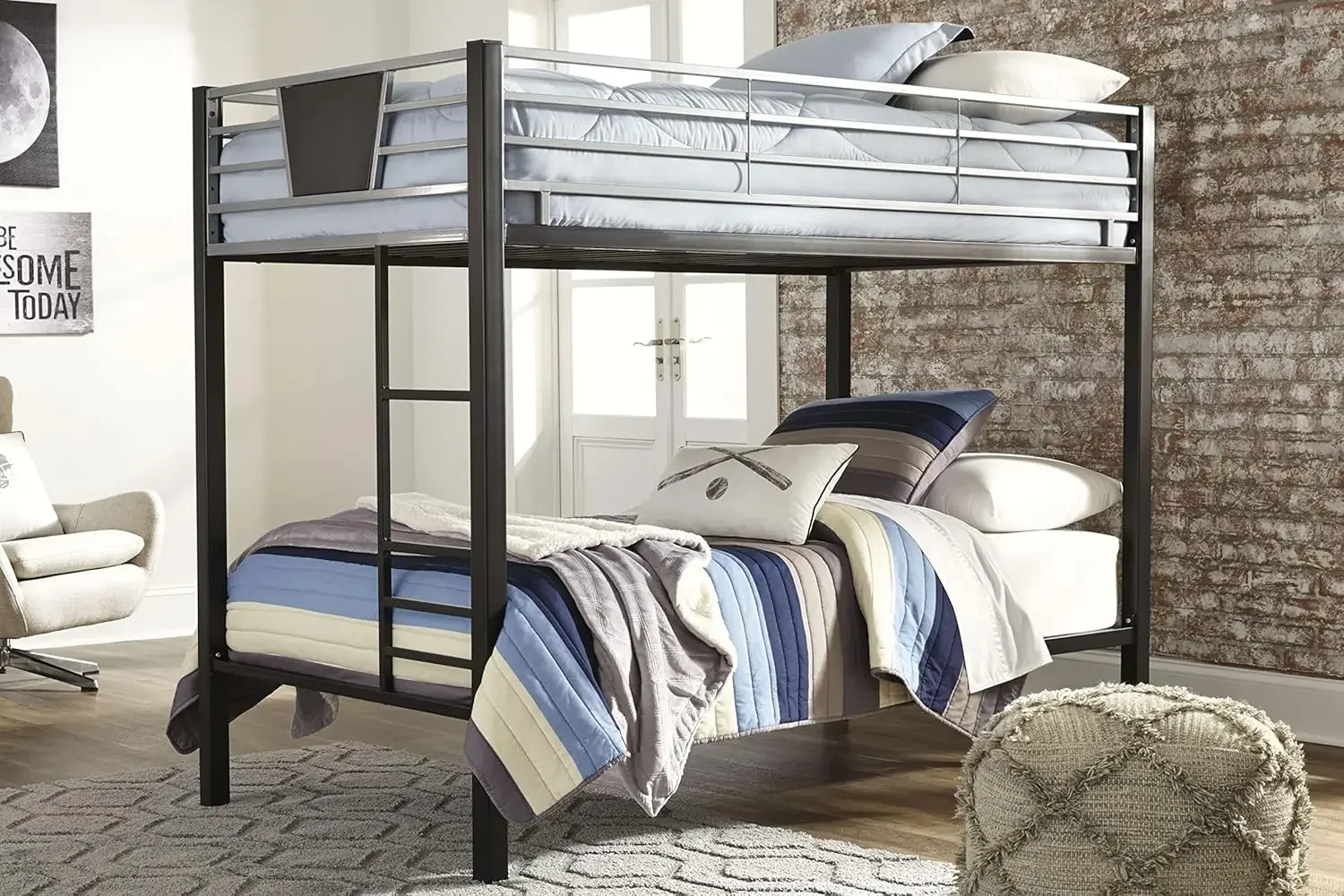 Design by Ashley Dinsmore Industrial Twin Over Twin Metal Cama de beliche infantil com escada, preto e cinza