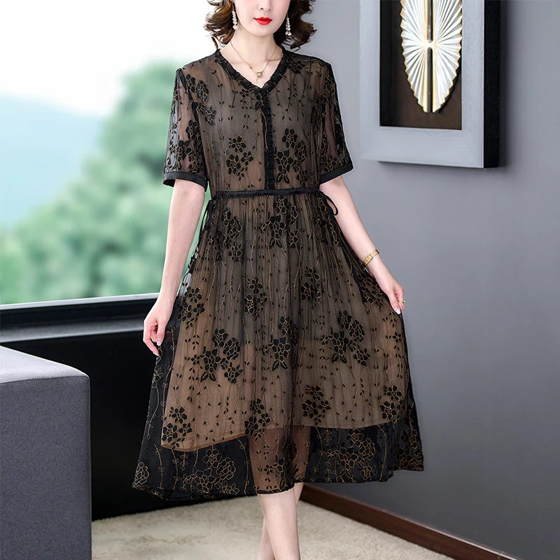 

2023 Summer New Silk Embroidery Mesh Splice Dress Black Loose Fit Large V-Neck Waist Waist Slim Long Dress Black Women's Robe