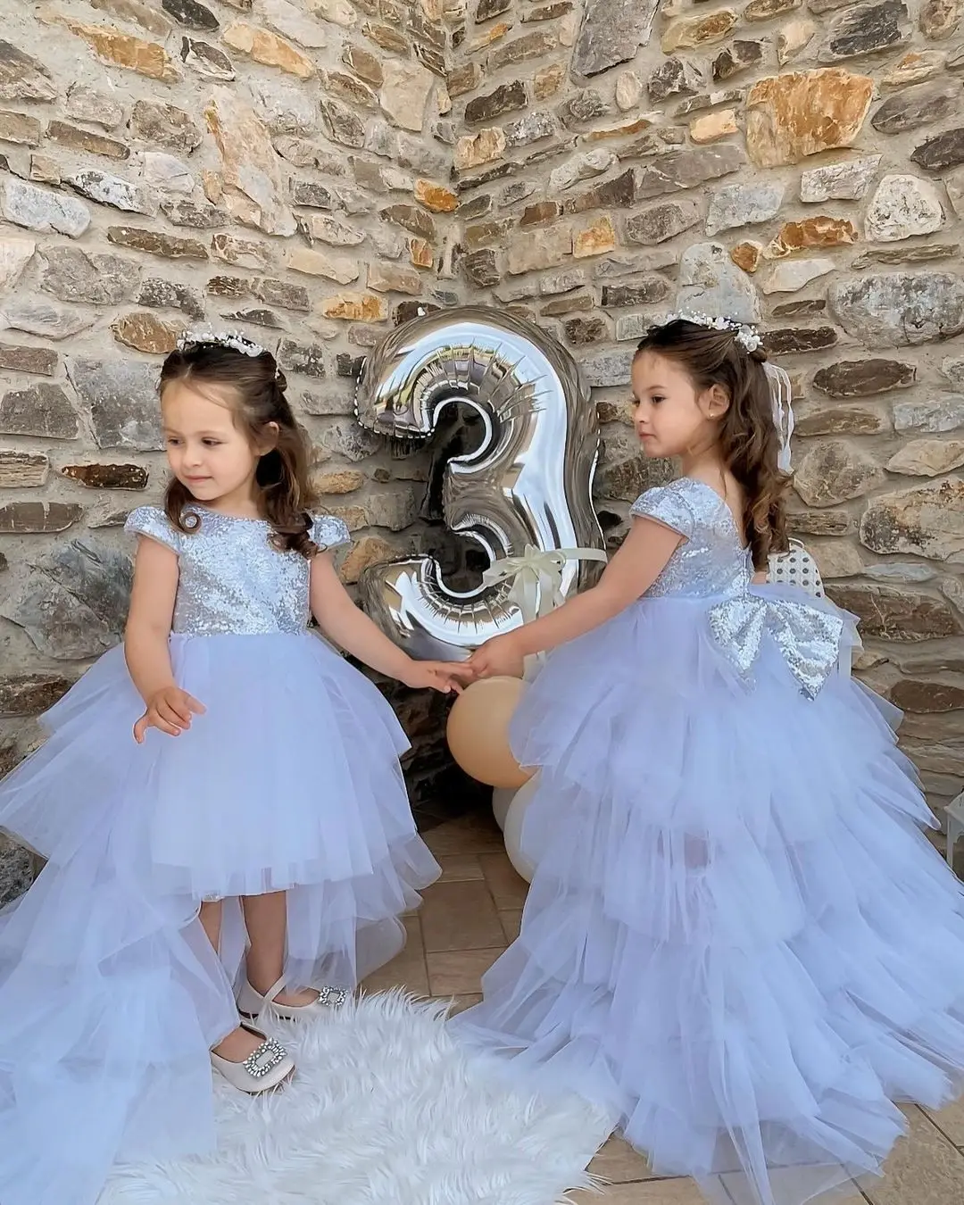 Abito da ragazza di fiore a strati bianco per tulle da sposa con fiocco di paillettes Abiti da ballo per prima comunione da principessa di compleanno 2024 Nuovo