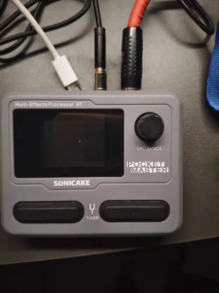 

Педаль эффектов SONICAKE Pocket Master Mini для гитары и бас-гитары с 100+ мультиэффектами, управлением через приложение, цветным ЖК-экраном 1,77 дюйма, перезаряжаемая