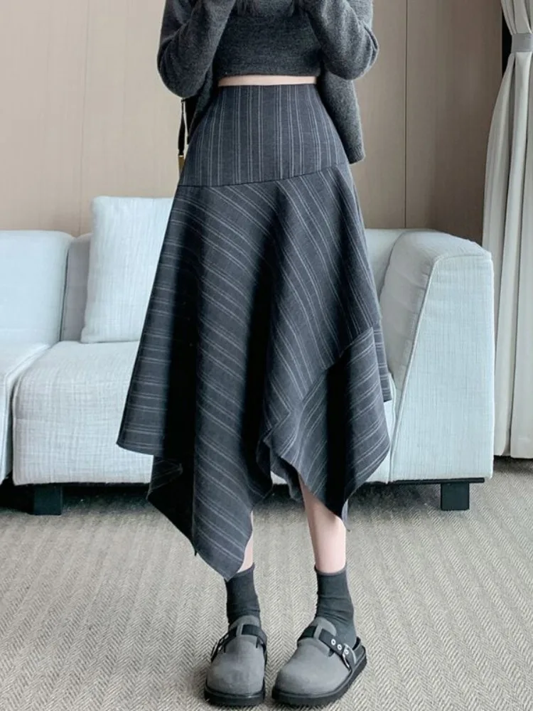 กระโปรงทรงเอลายทางซ้อนกันแบบไม่สม่ำเสมอ แฟชั่นใหม่สำหรับผู้หญิง ฤดูใบไม้ร่วงและฤดูหนาว ความยาวปานกลาง ทรงเอไลน์