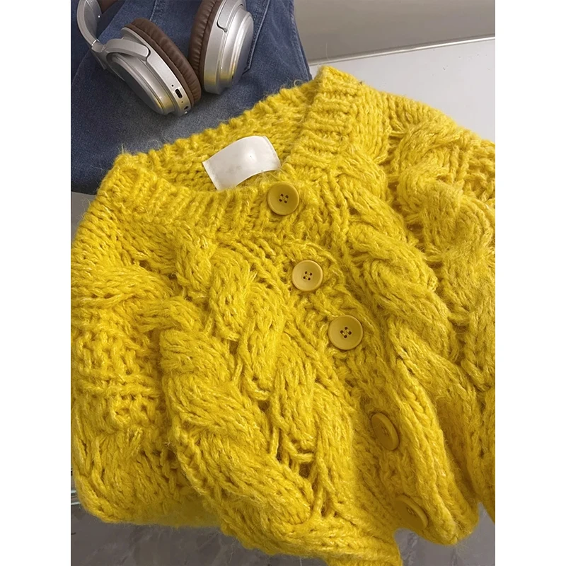 レトロな黄色のロングスリーブセーター、女性用秋の柔らかく快適なシングルボタンニットセーター、通勤用ルーズフィット無地