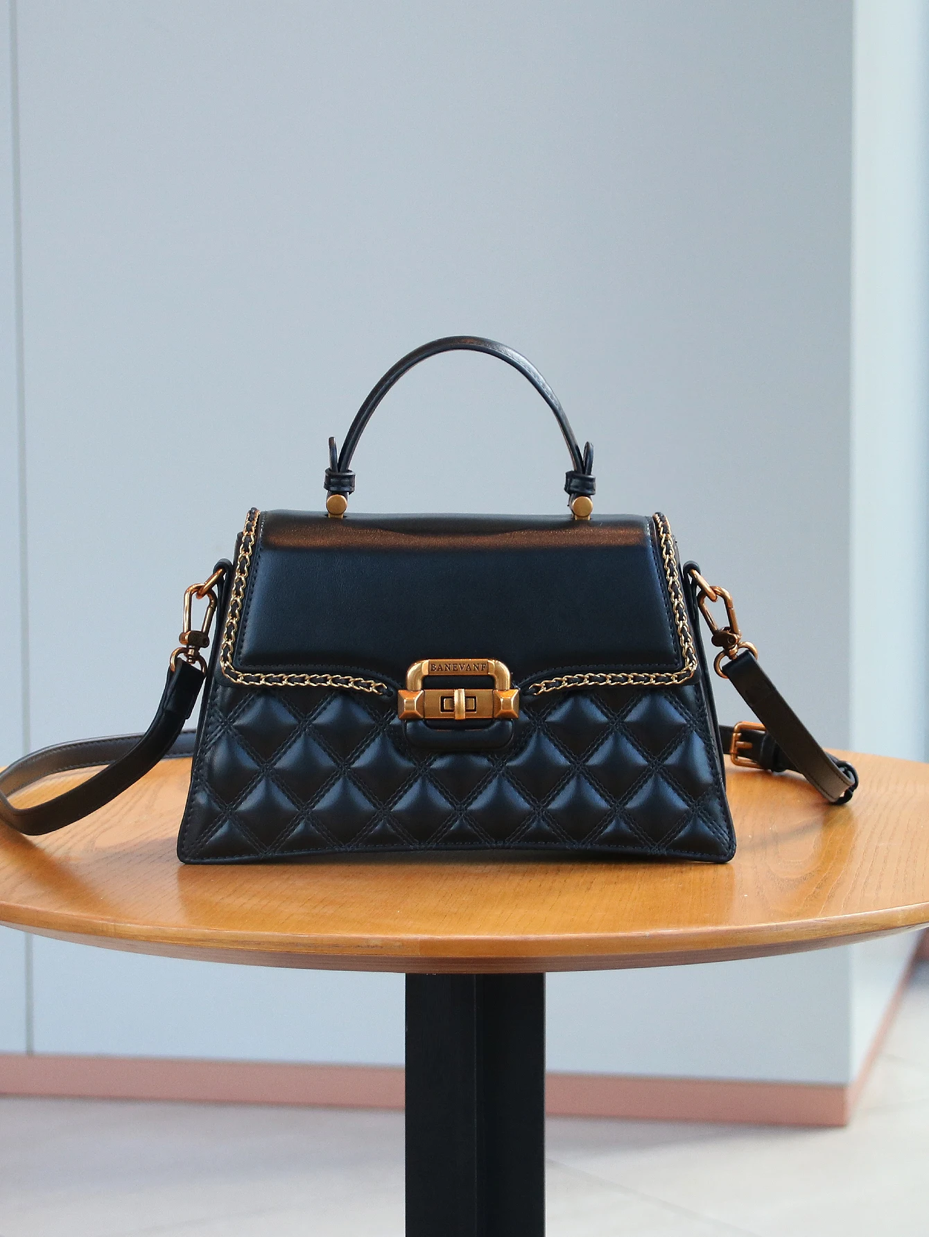 

Мода и элегантность, тренд 2025, новая изысканная роскошная сумка, дизайн фурнитуры для тяжелой промышленности, расширенная текстура, ромбическая вышивка