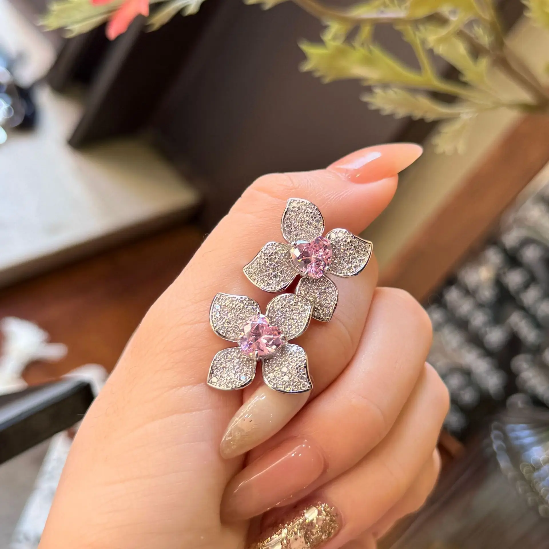 Romantic Sweet and Fashion Flower Earring Studded Pink Heart-shaped Sparkling Earrings for Women Banquet Jewelry Gift