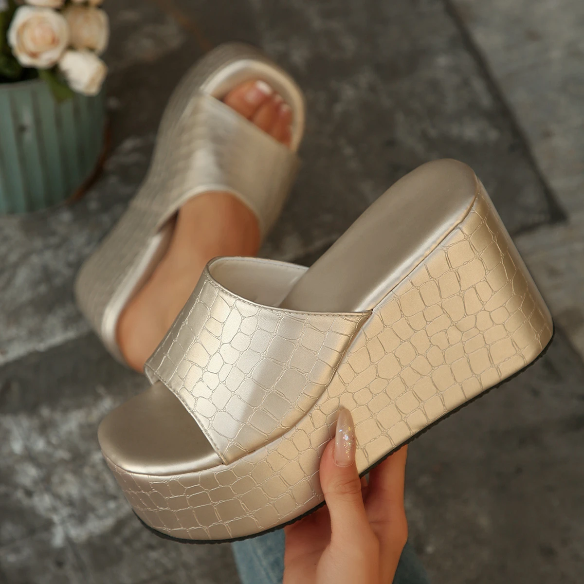 

2025 Новые женские сандалии с открытым носком, пикантная стильная элегантная обувь, однотонные сандалии на платформе большого размера, женская обувь на высоком каблуке на танкетке