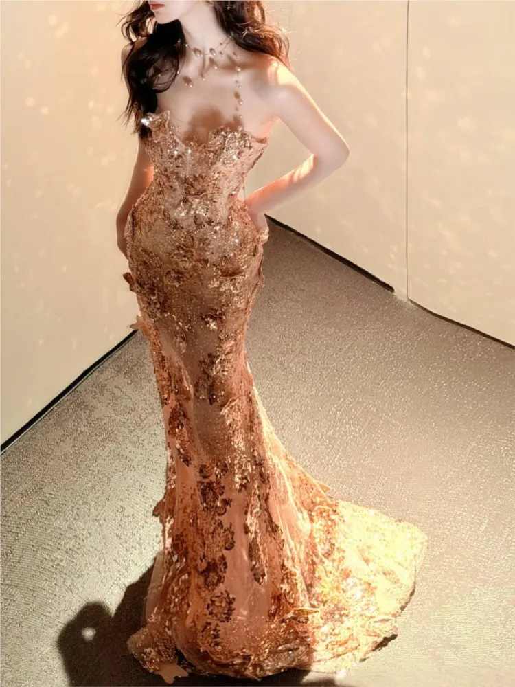 The host of gilded fish-tail banquet shone a heavy and elegant toasting dress