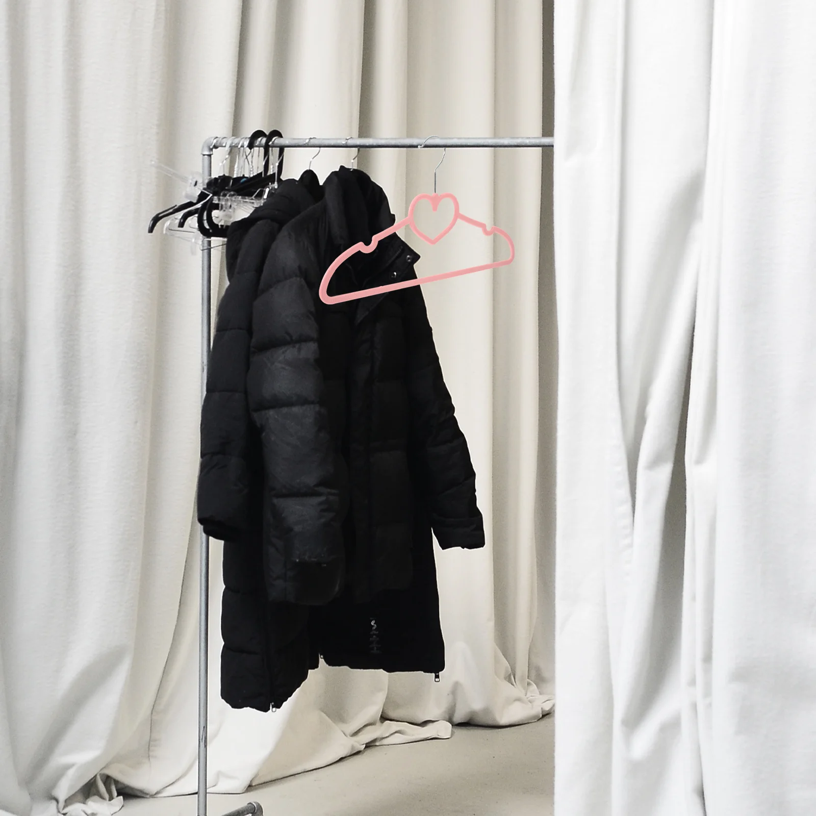 

15Pcs Heart Design Clothes Hanger Pink ABS Portable Non-Slip Organizer for Clothes Closet Indoor Outdoor Use