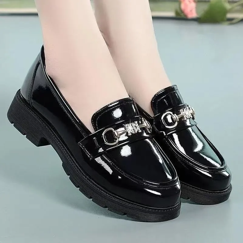 

2025 Summer New Hot-selling Black Shiny Leather Thick-heeled Commuting Versatile Loafers Mother's Small Leather Shoes