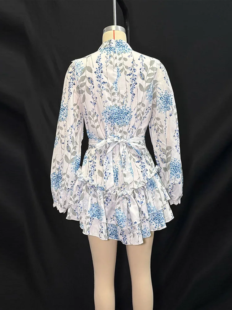 Bedrucktes Spitzenkleid mit Rüschen, Kurzkleid für Damen, Street-Style, Stehkragen, Laternenärmel, Schnürung an der Taille, unregelmäßiger Saum – Detail 4