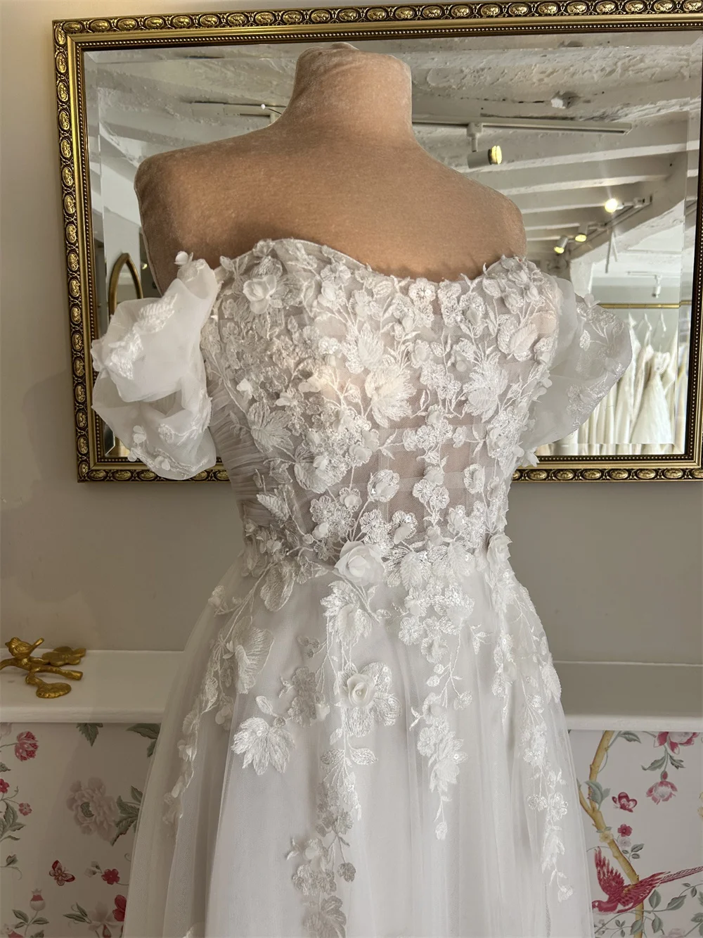 Tokyo Customized White Off Shoulder Wedding Dresses Short Sleeves A-Line Back Zip Bridal Gown Tulle Court Train Wedding Gown