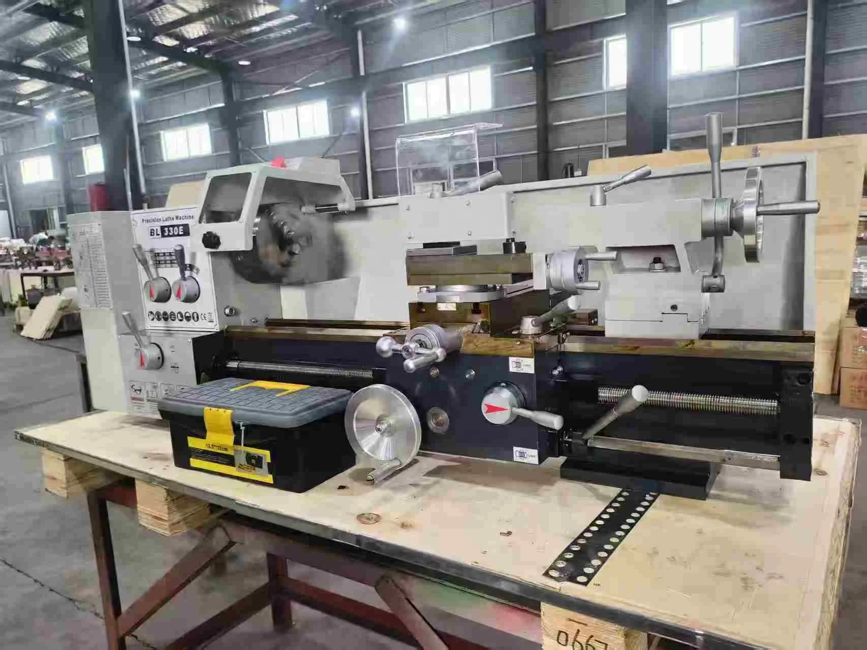Tongchen BL330E-1 Horizontal Metal Lathe 600mm Max Workpiece Length 1100W Motor Manual Gearbox MT5 Spindle Taper 4 Tool Stations