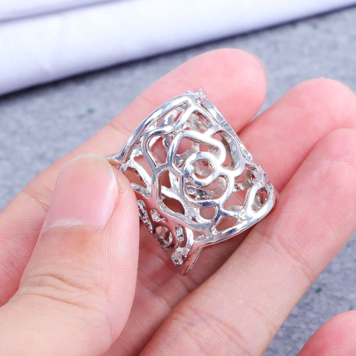 

Hollow Out Rose Scarf Ring Buckle For Women Prime Silk Button Jewelry Gift Box Accessories Filigree Design Roses Pattern Mom