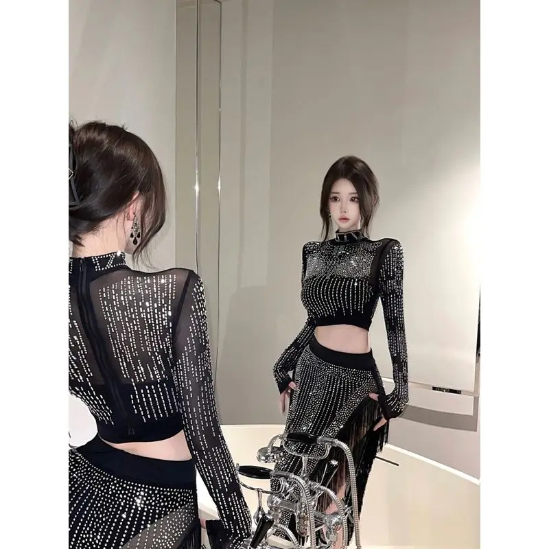 بلوزة جديدة مثيرة من حجر الراين الشفاف لعام 2025 مع تنورة شرابة غير منتظمة مكونة من قطعتين لأزياء الصيف النسائية