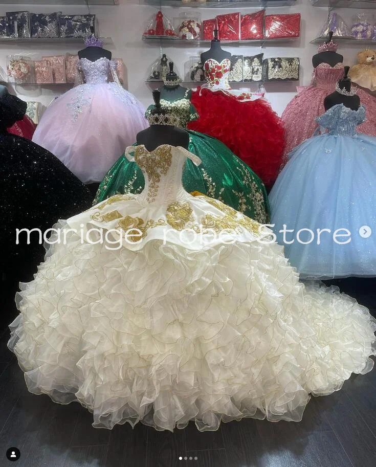 Vestido de quinceañera de princesa Charro dorado blanco, hombros descubiertos, volantes, falda hinchada, bordado, corsé de cuentas, dulce vestido de 15 años