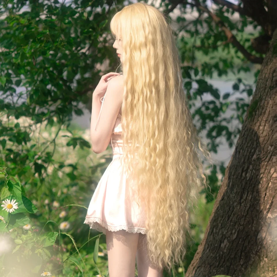 Peluca cosplay PARK YUN extra larga rubia con flequillo, rizos largos y sueltos, estilo Lolita, sintética resistente al calor, 44 pulgadas 4