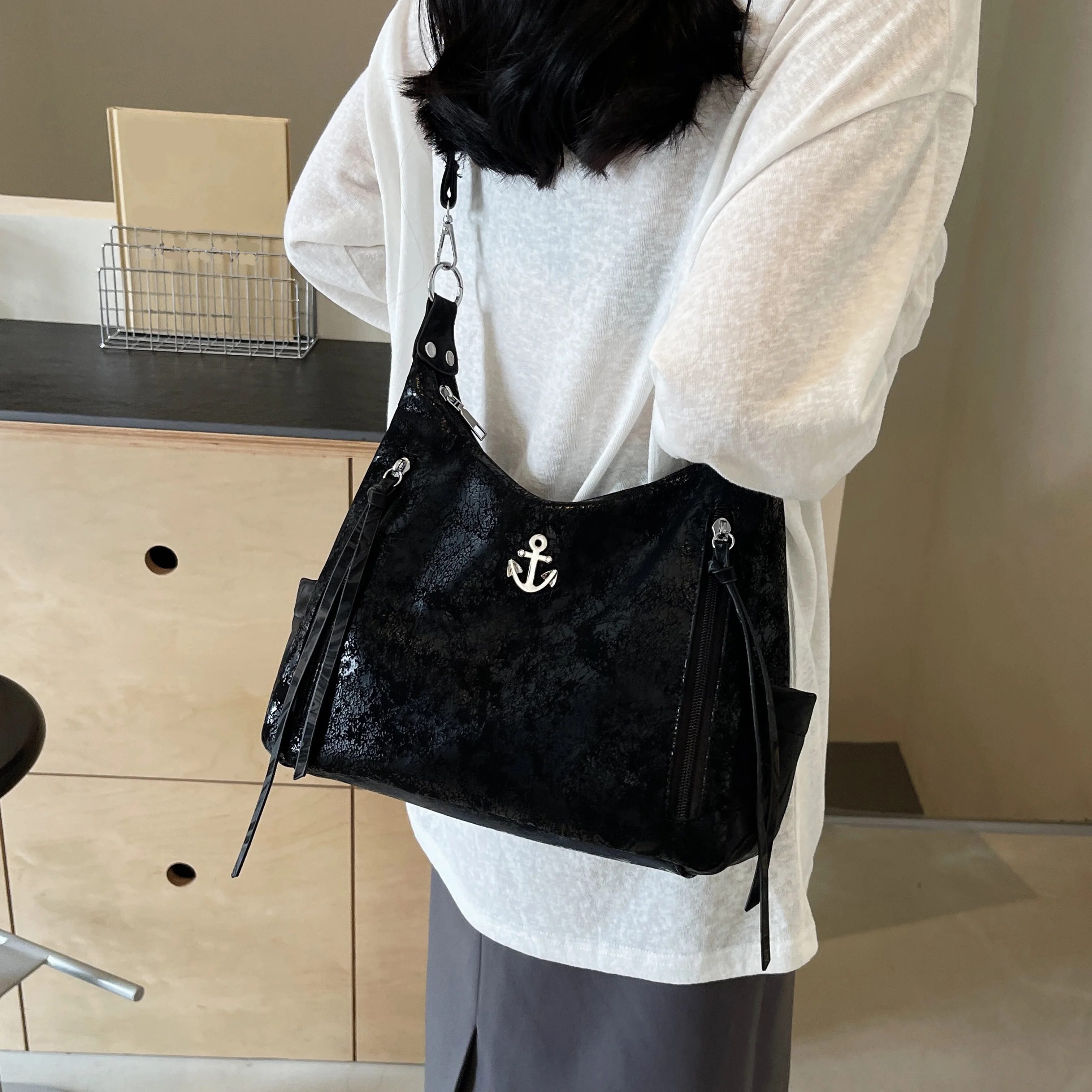 Portable large-capacity tote bag for women, Korean style niche high-end armpit bag, Korean style fashionable casual versatile class work clothing