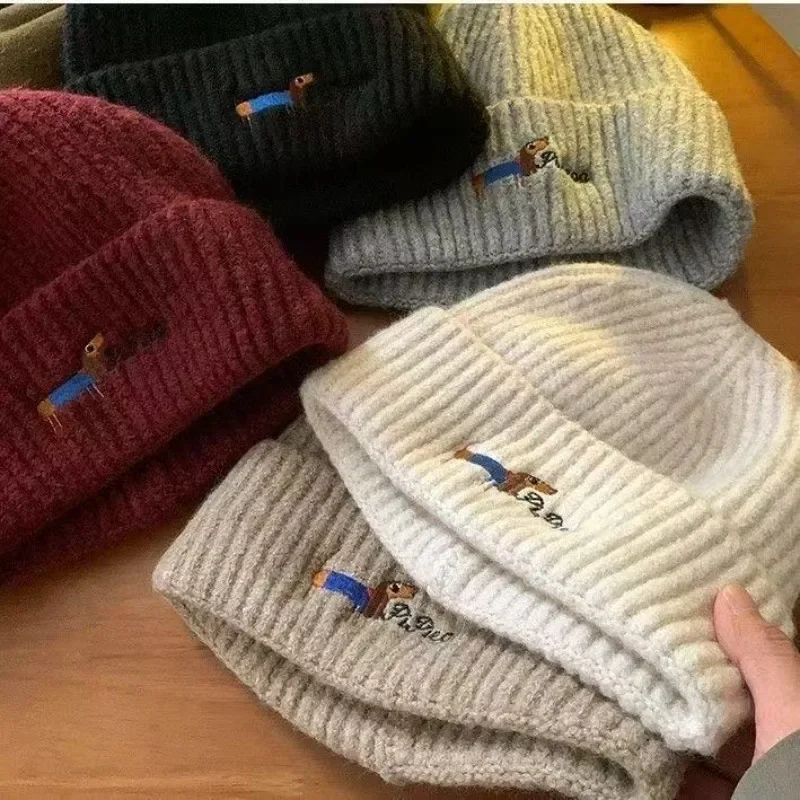 Gorro de lana cálido de punto bordado con cachorros ins auténticos para mujer, gorro fresco versátil para invierno con protección para los oídos para estudiantes