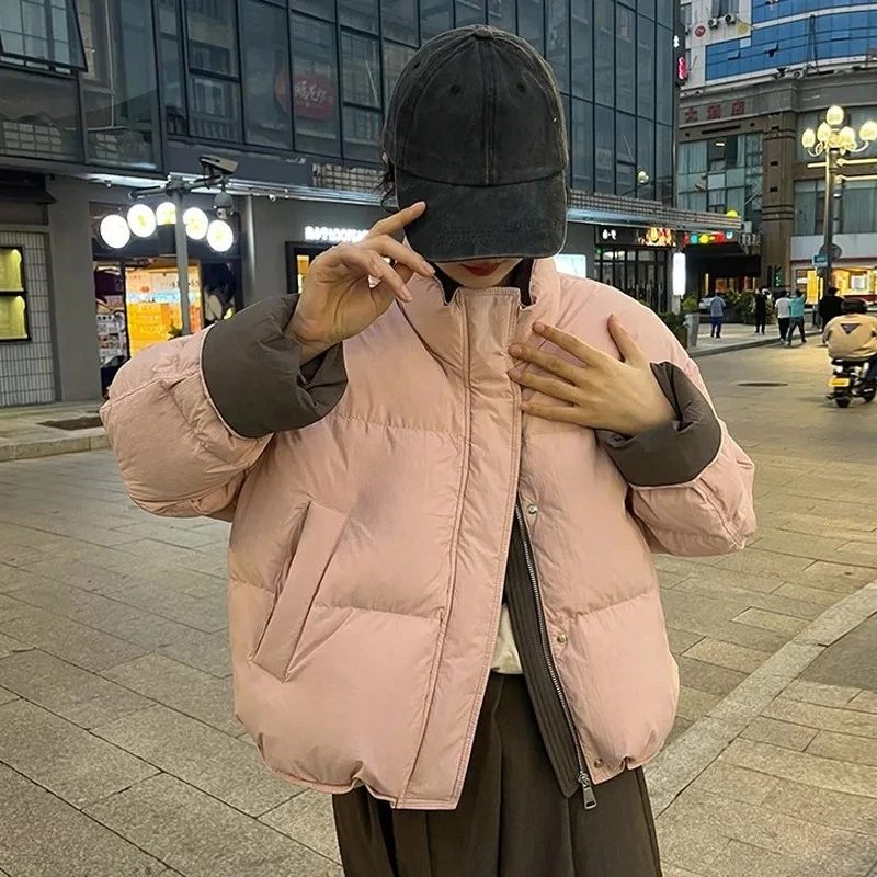 

2025 зимняя новая короткая пуховая хлопковая куртка для женщин, минималистичное пальто контрастного цвета с воротником-стойкой, женские парки