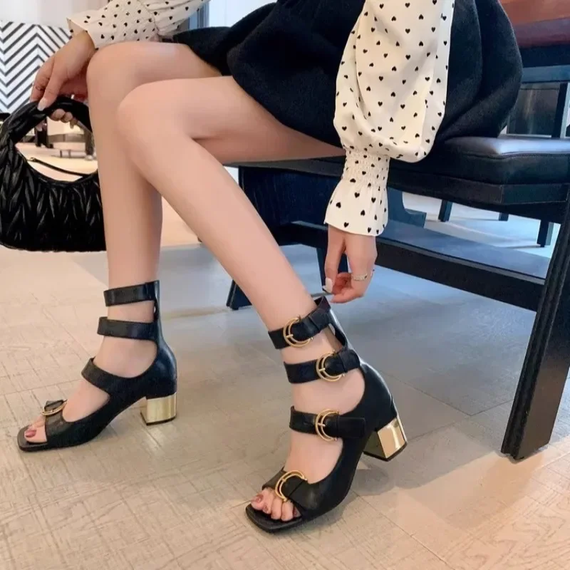 

Летние туфли с квадратным носком и открытым носком, металлический ремень с пряжкой, туфли на квадратном каблуке с римским вырезом, женские босоножки на высоком каблуке с открытым носком
