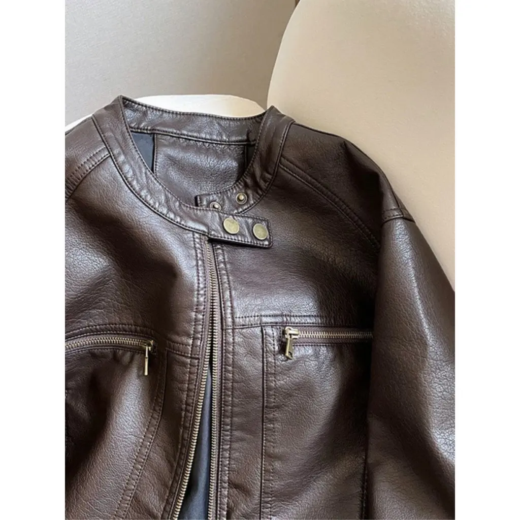 سترة جلدية قصيرة عصرية لراكبي الدراجات النارية للنساء لربيع وخريف نمط جديد على طراز هونج كونج معطف فضفاض بياقة واقفة