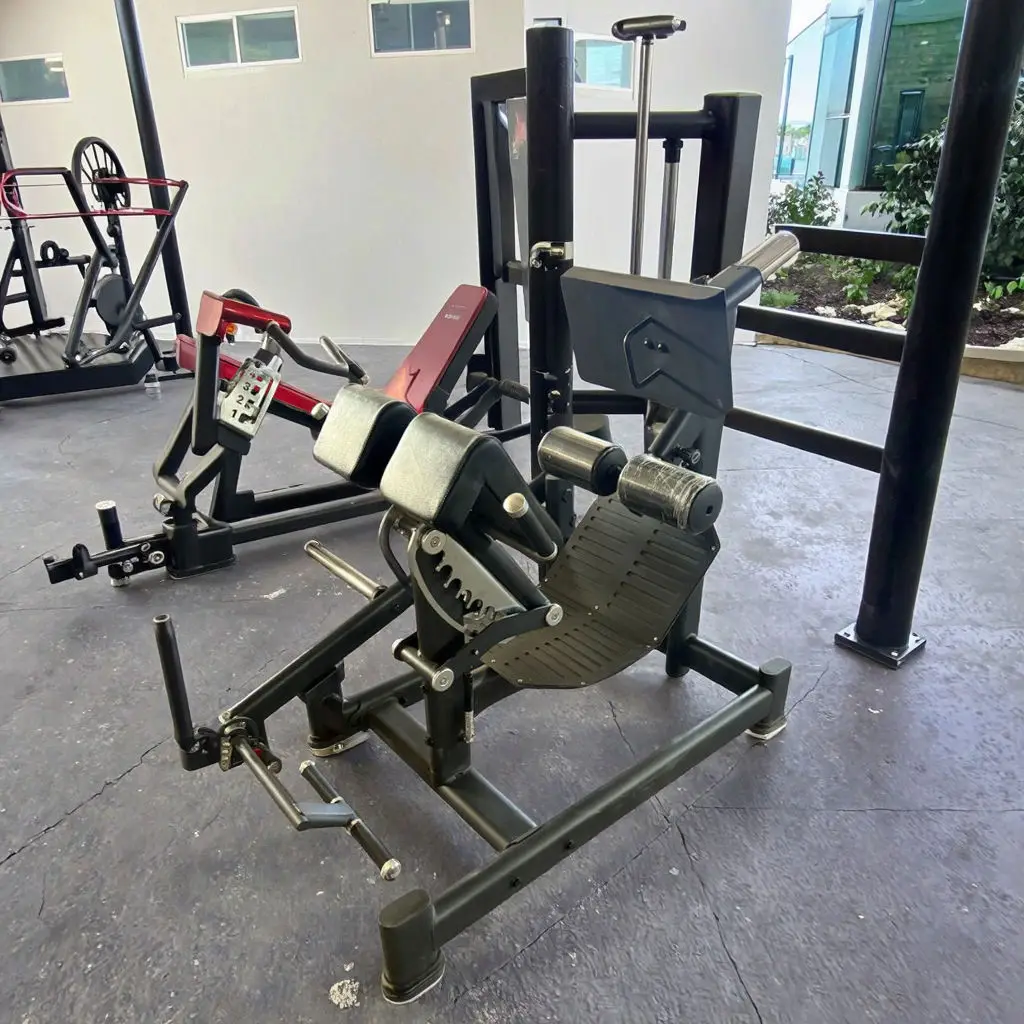 موسع الورك بزاوية مزدوجة الوزن مجانًا مع لوحة تحميل عضلات الورك منشئ أجهزة لياقة بدنية آلة تمارين الورك Thrust حديثًا