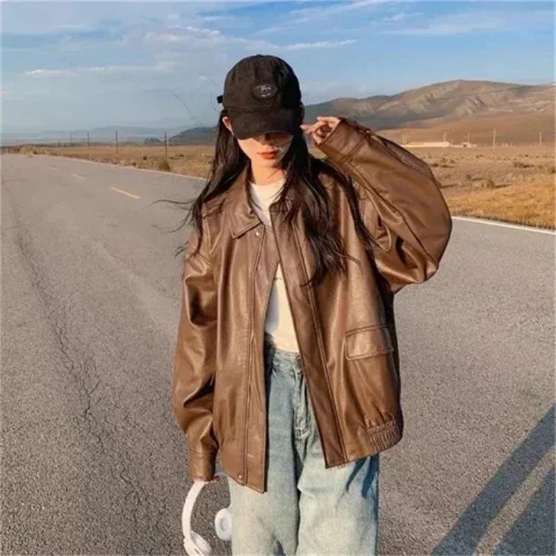 سترة جلدية عصرية للنساء للربيع والخريف سترة جلدية جديدة باللونين الأسود والبني غير رسمية بسحاب فضفاض مقاس كبير