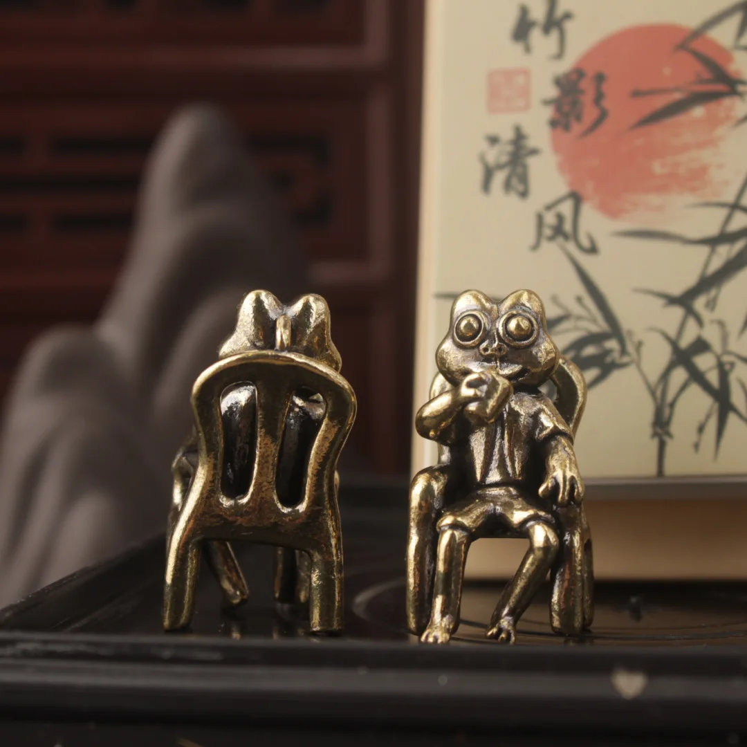 طاولة مكتب نحاسية صلبة زخرفة صغيرة ضفدع صغير يجلس على كرسي شرب الشاي ديكور المنزل سطح المكتب الشاي الحيوانات الأليفة للهدايا #5