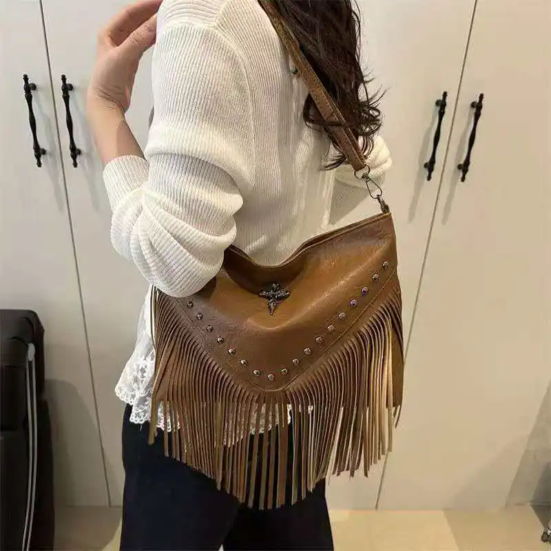 

Fashion rivet shoulder bag that is versatile and stylish with fringes and large capacity a beautiful bag for the armpit area