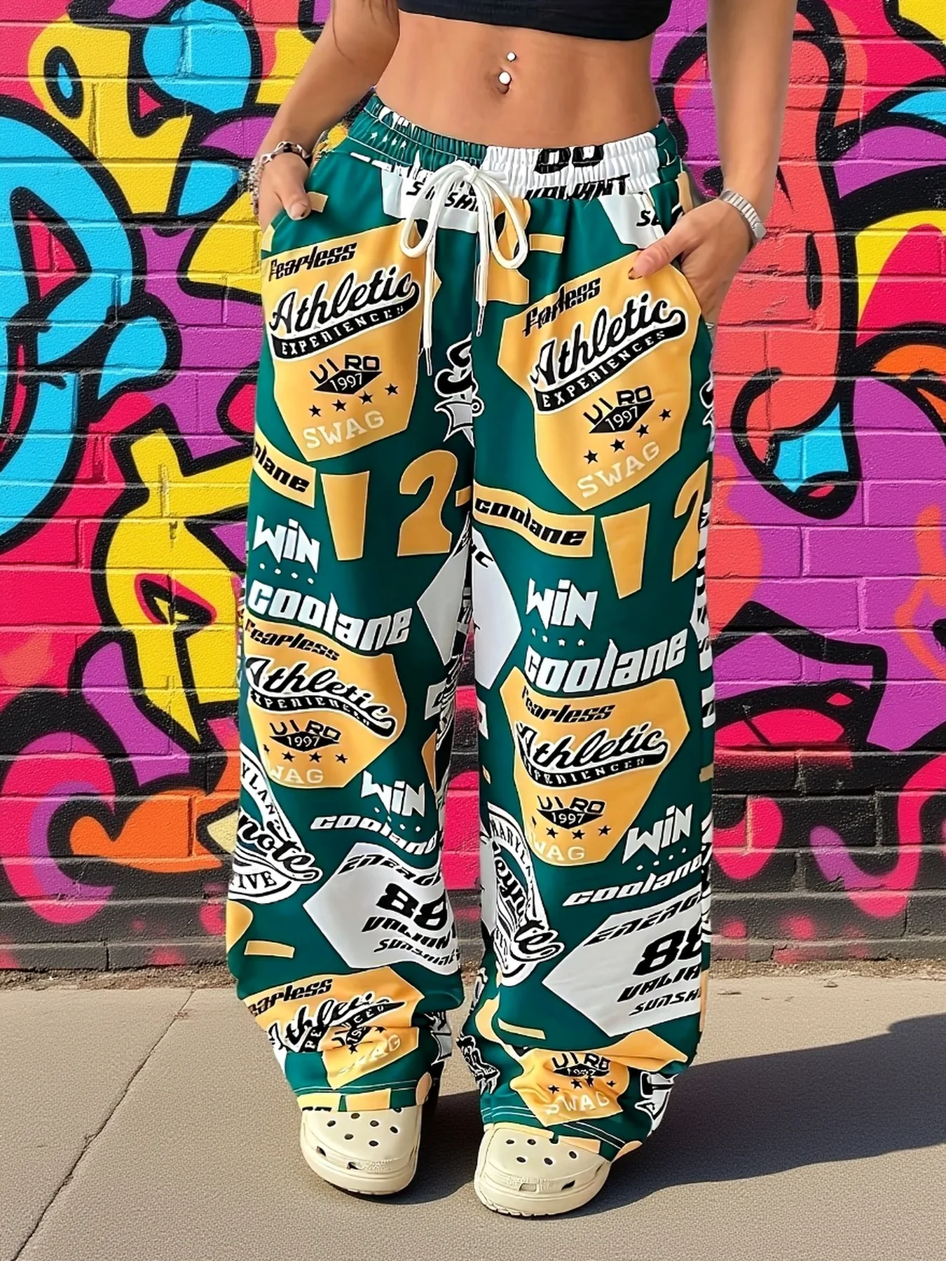 2026 Neue Retro-Sporthose mit Abzeichen-Print für Damen – Schnelltrocknende, leichte Streetwear-Freizeithose für den Street-Style
