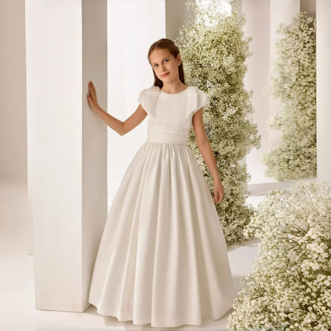 vestido-de-nina-con-corte-en-linea-a-textura-blanca-mangas-con-volantes-lazo-en-el-hombro-cintura-plisada-ancha-ideal-para-primera-comunion-boda-o-fiesta