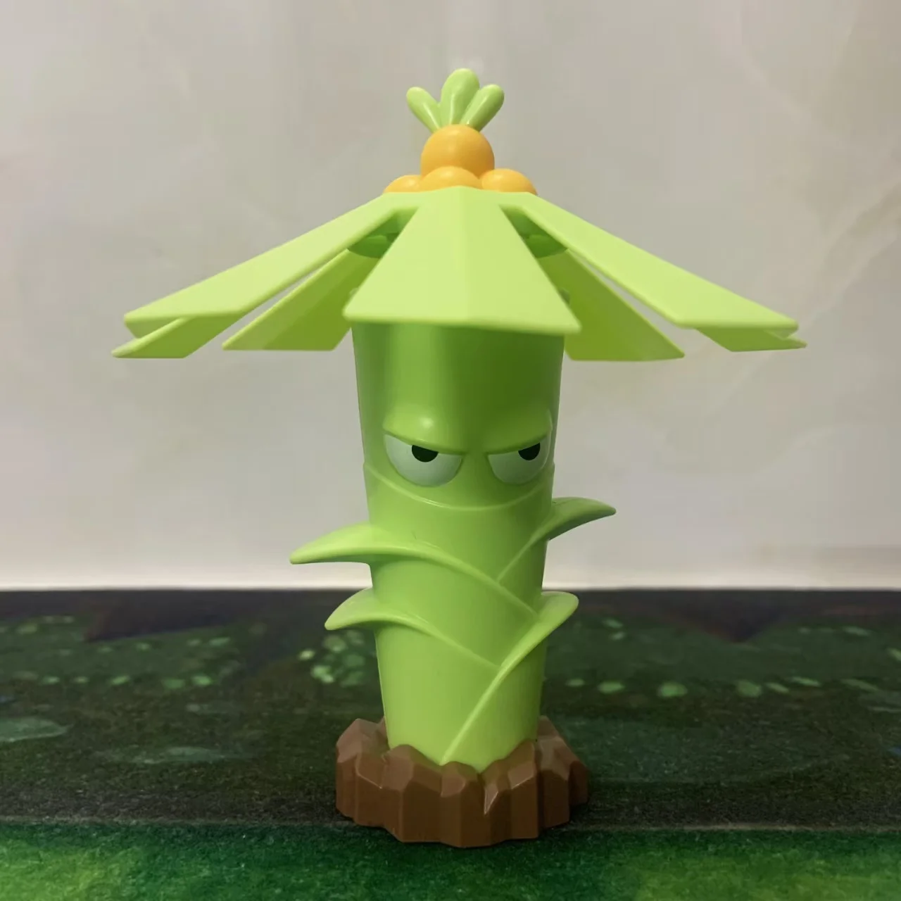 

Bamboo Shooters "New Plants vs. Zombies" This is a soft rubber toy zombie game scenario and birthday gift toy.