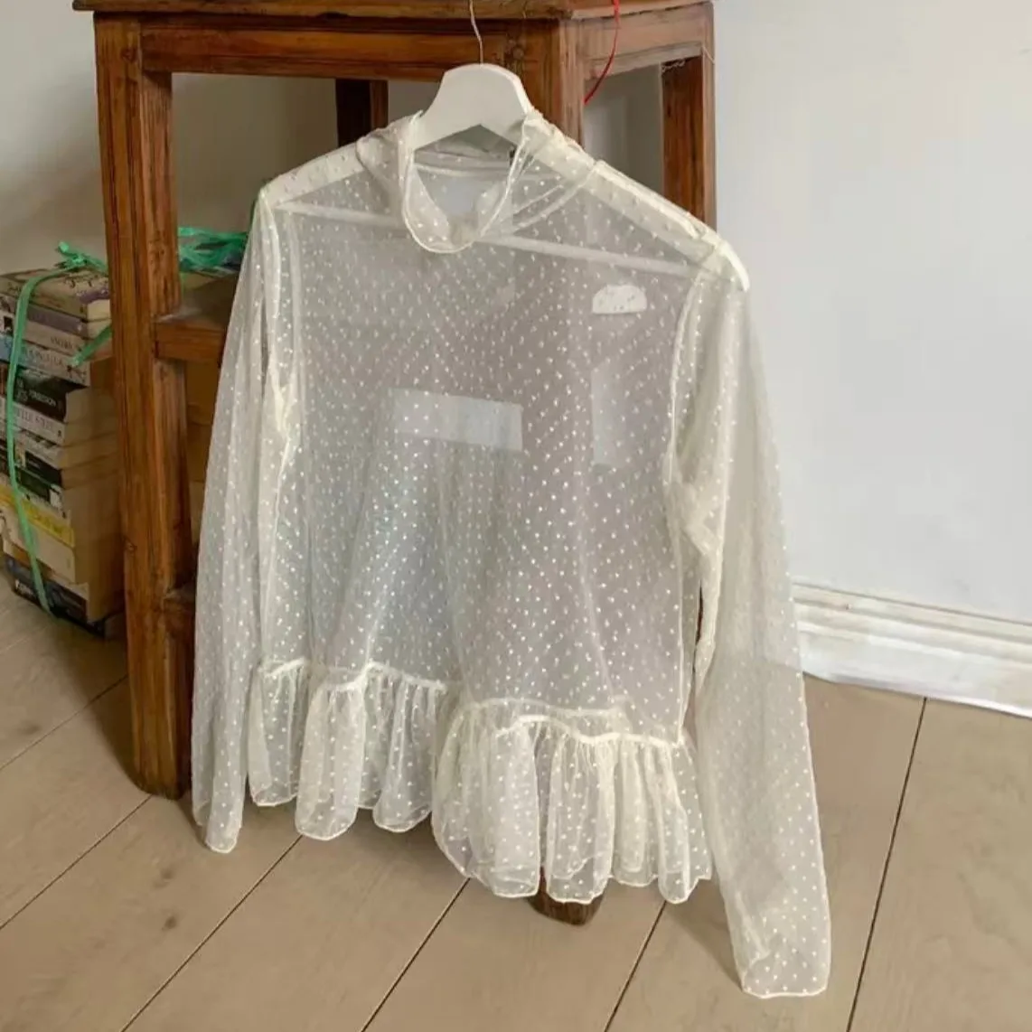 เสื้อสตรีสไตล์เกาหลี ลายจุด แขนยาว ผ้าลูกไม้ คอสูง ทรงเข้ารูป ช่วยพรางหุ่น ใส่เป็นเสื้อตัวในได้