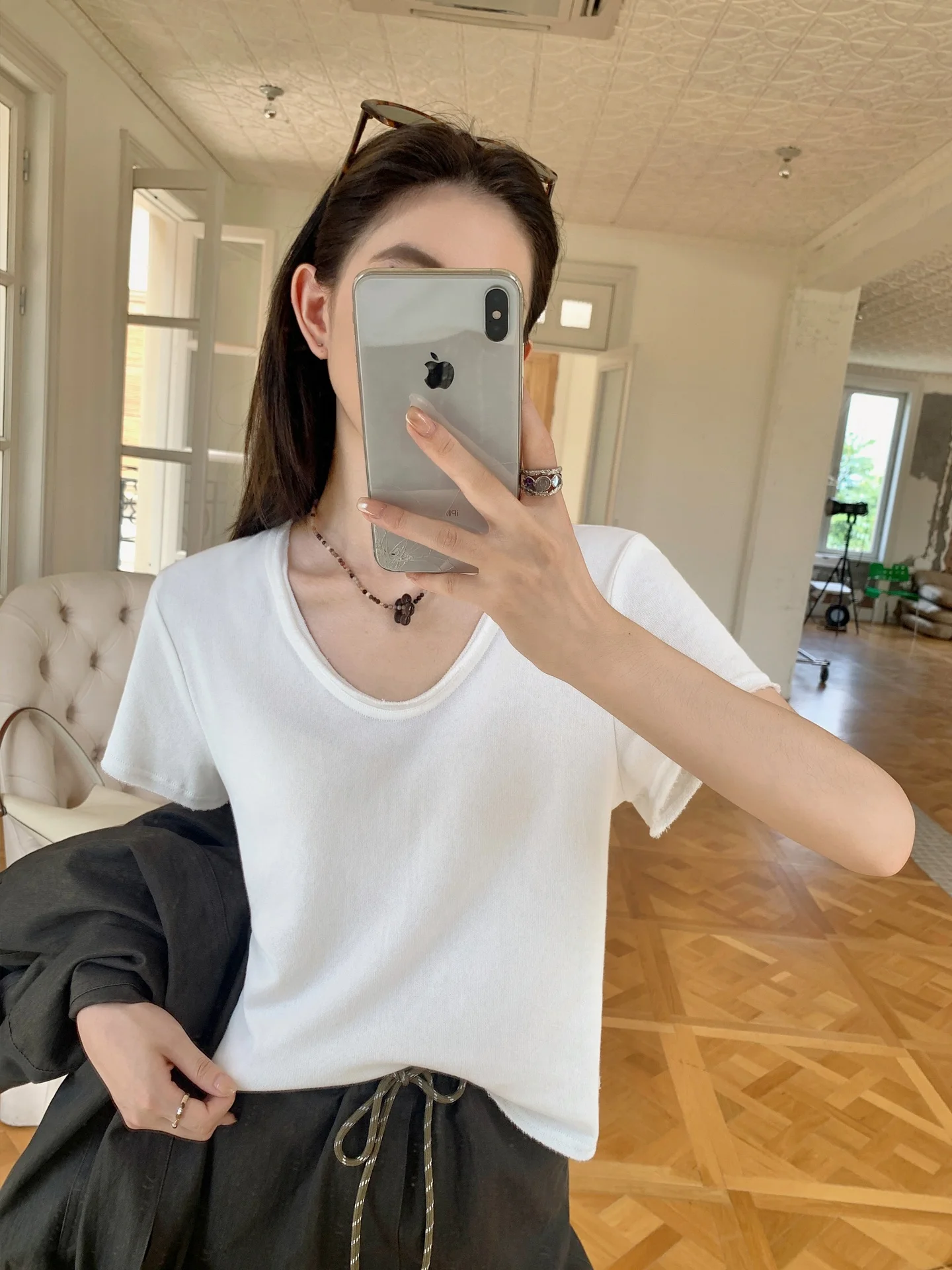 

Белая женская футболка из чистого хлопка с коротким рукавом, базовая модель с U-образным вырезом, повседневная, универсальная, для прогулок, поездок на работу, дома и на каждый день