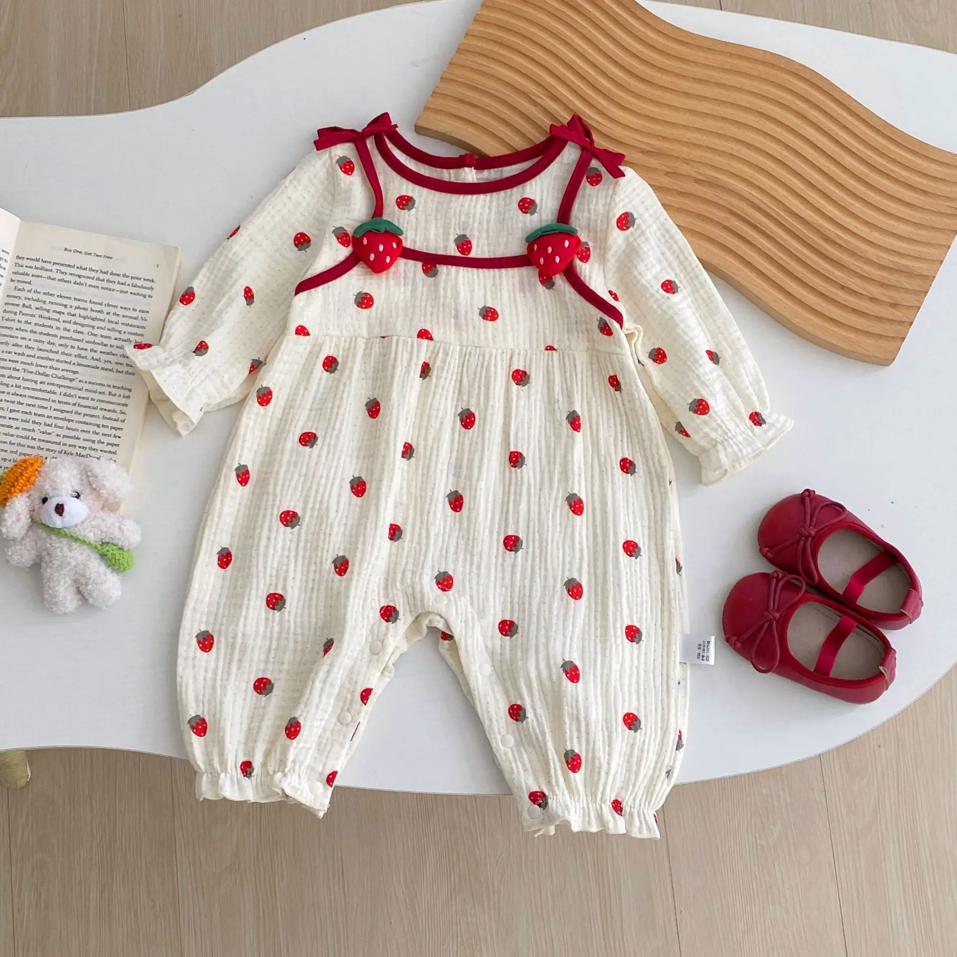 

Осенняя детская одежда, женский детский комбинезон, клубничная одежда для новорожденных, креповая ткань с длинными рукавами, детская одежда для одного месяца