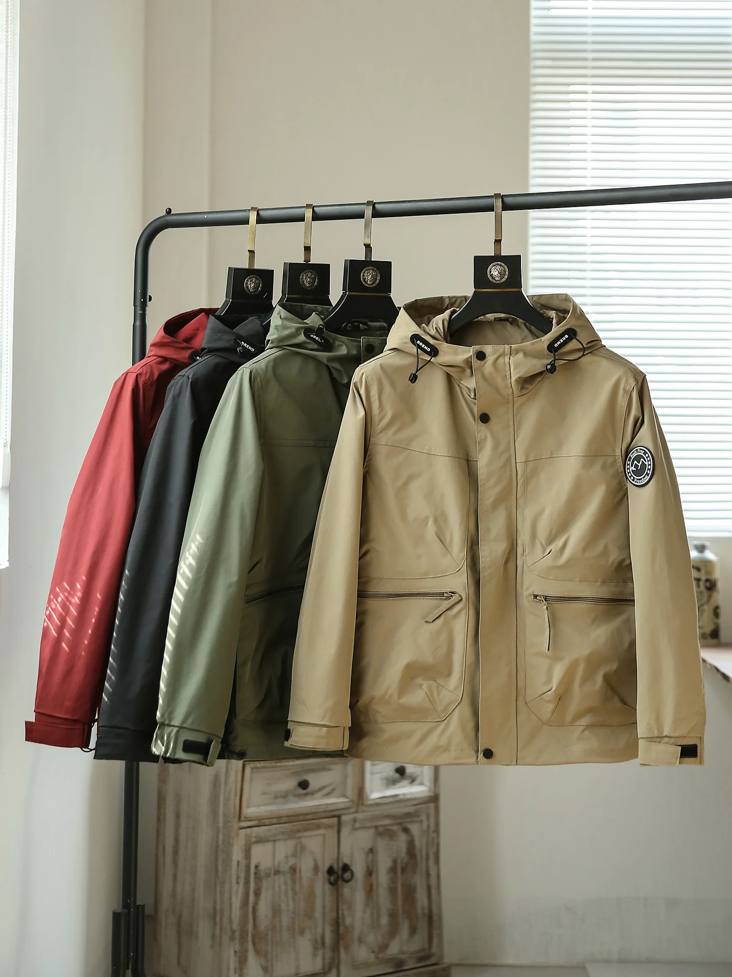 

Новая осенняя мужская повседневная спортивная куртка-ветровка с капюшоном в американском рабочем стиле, универсальная, из полиэфирного волокна