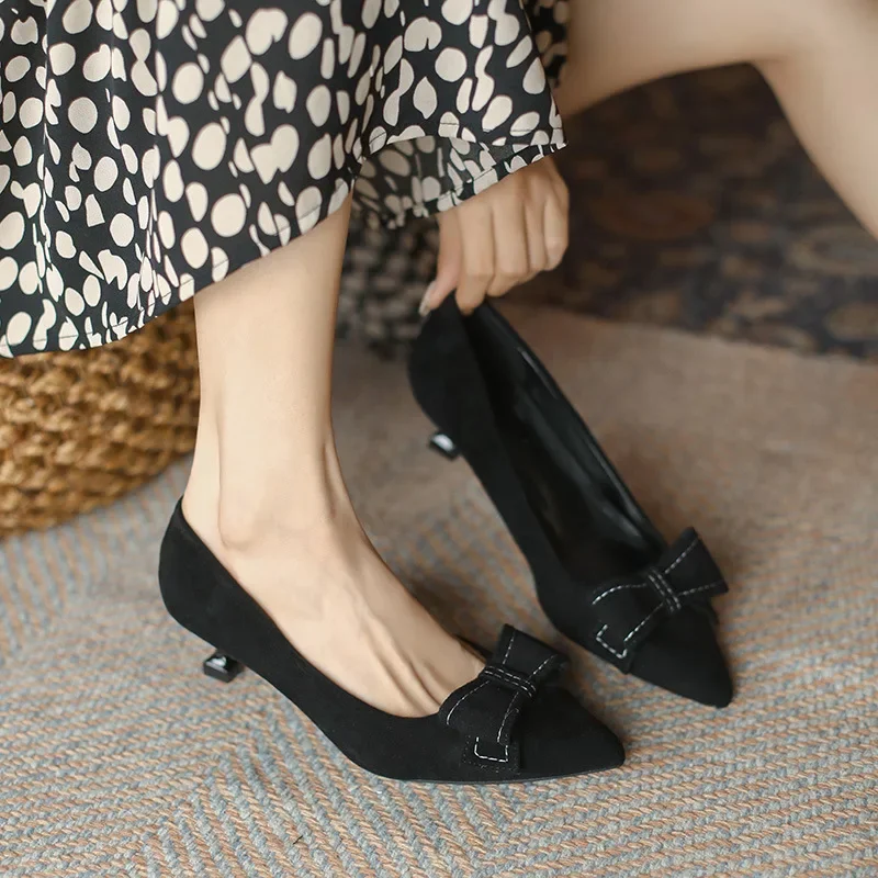 2024 NEW Fashion Black Bow Slim Heel Suede Cat Heel Pointed Small Bow-tied Pumps Low Thick Heel Shoes English Style Fashion