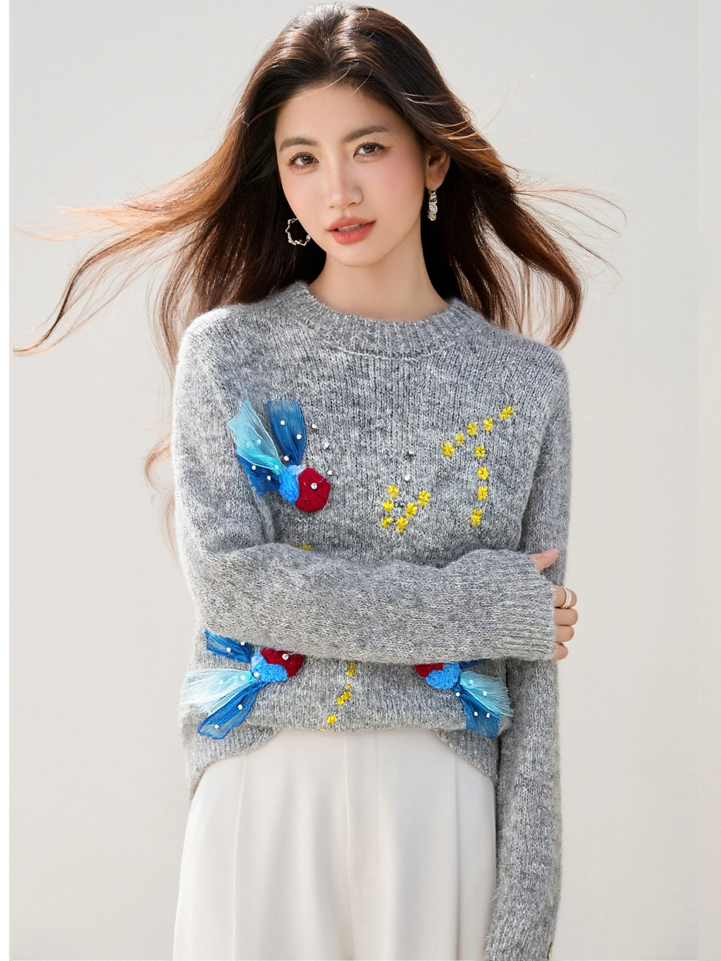 O suéter pulôver bordado de peixe dourado estilo relaxado é super lindo e acentuado é uma keat tridimensional de crochê