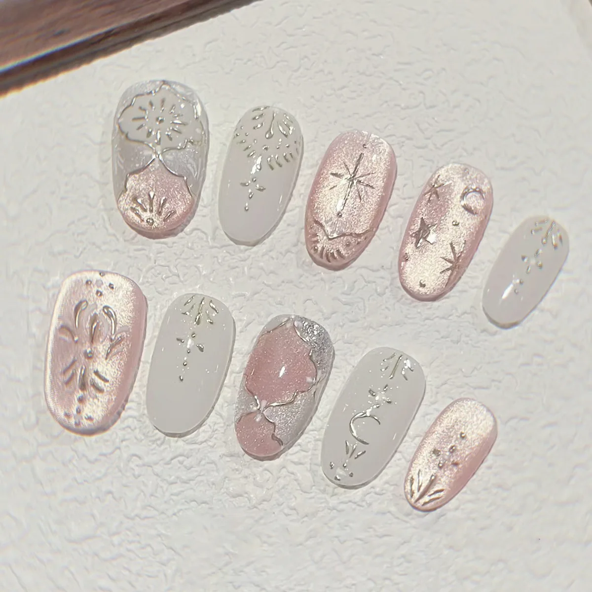 24pcs Cat's Eye Gilded Flower False Nails Rose Pearl Stick on Red Almond Fake Nail with Glitter Diamond Wearable Press on Nails