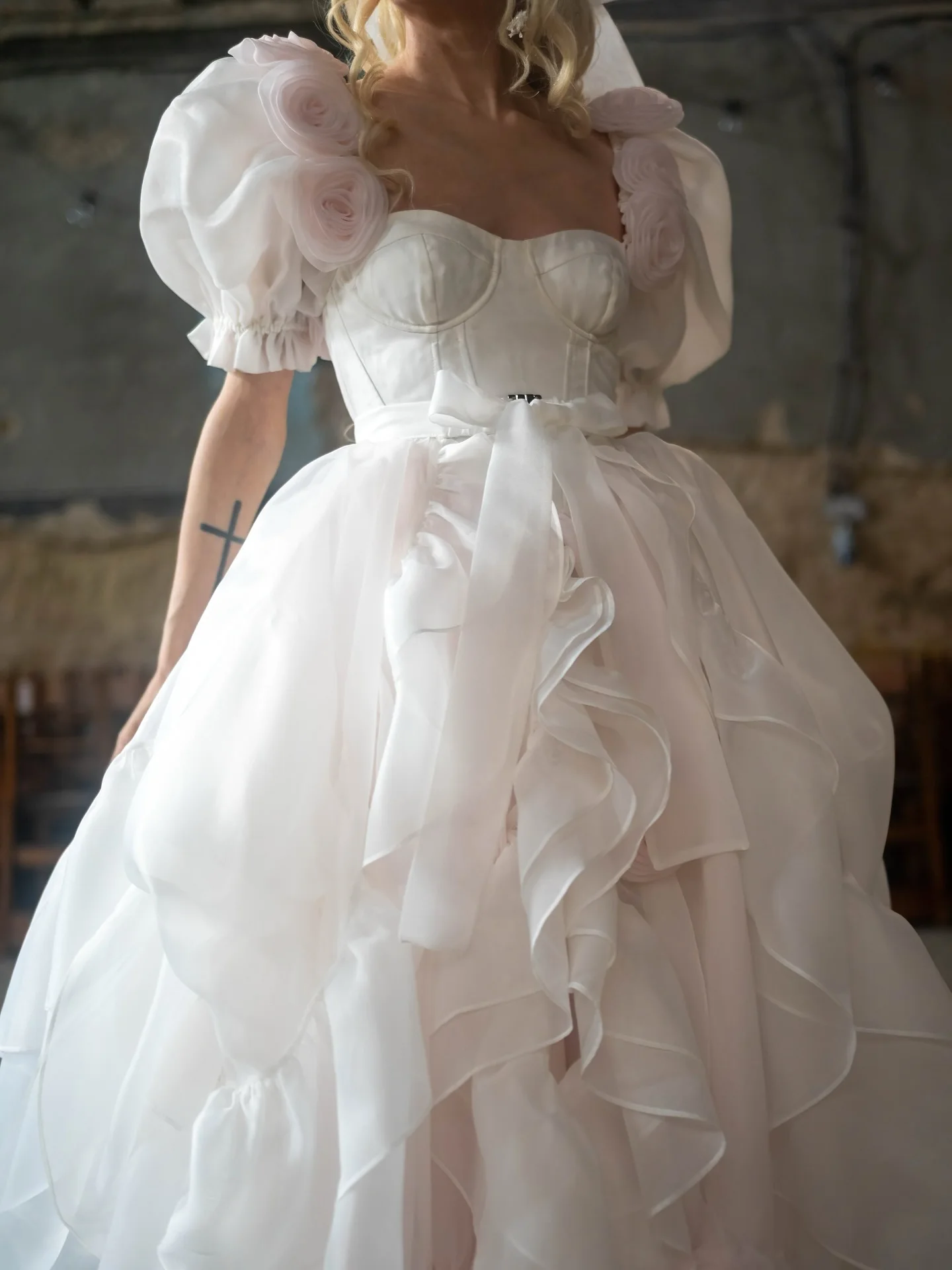 ชุดราตรีออกงานดีไซน์ใหม่ ผ้าตาข่ายลายดอกไม้ แขนพองทรงบับเบิ้ล ผ้าทูลล์ ชุดเจ้าสาวแบบไฮโลว์ แต่งระบาย ชุดงานแต่งงาน