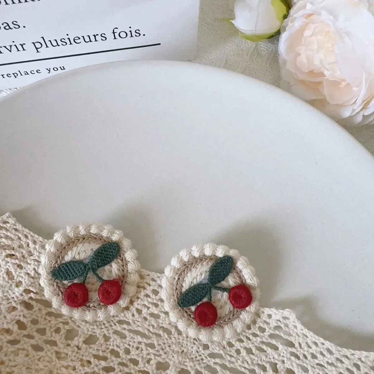 New retro round cherry Keyi Mori exquisite fabric crochet hand-sewn brooch decoration niche high value