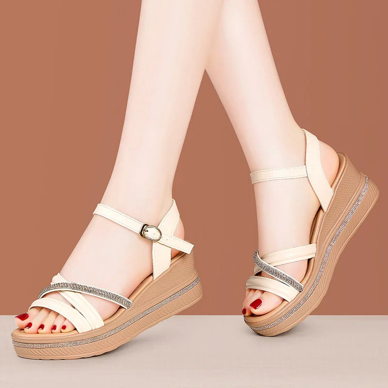 

6.5cm All Match Fashion Comfortable Rhinestone Sandals Soft Leather Shoes 2026 Med Heels Platform Wedges Sandals for Office Mom