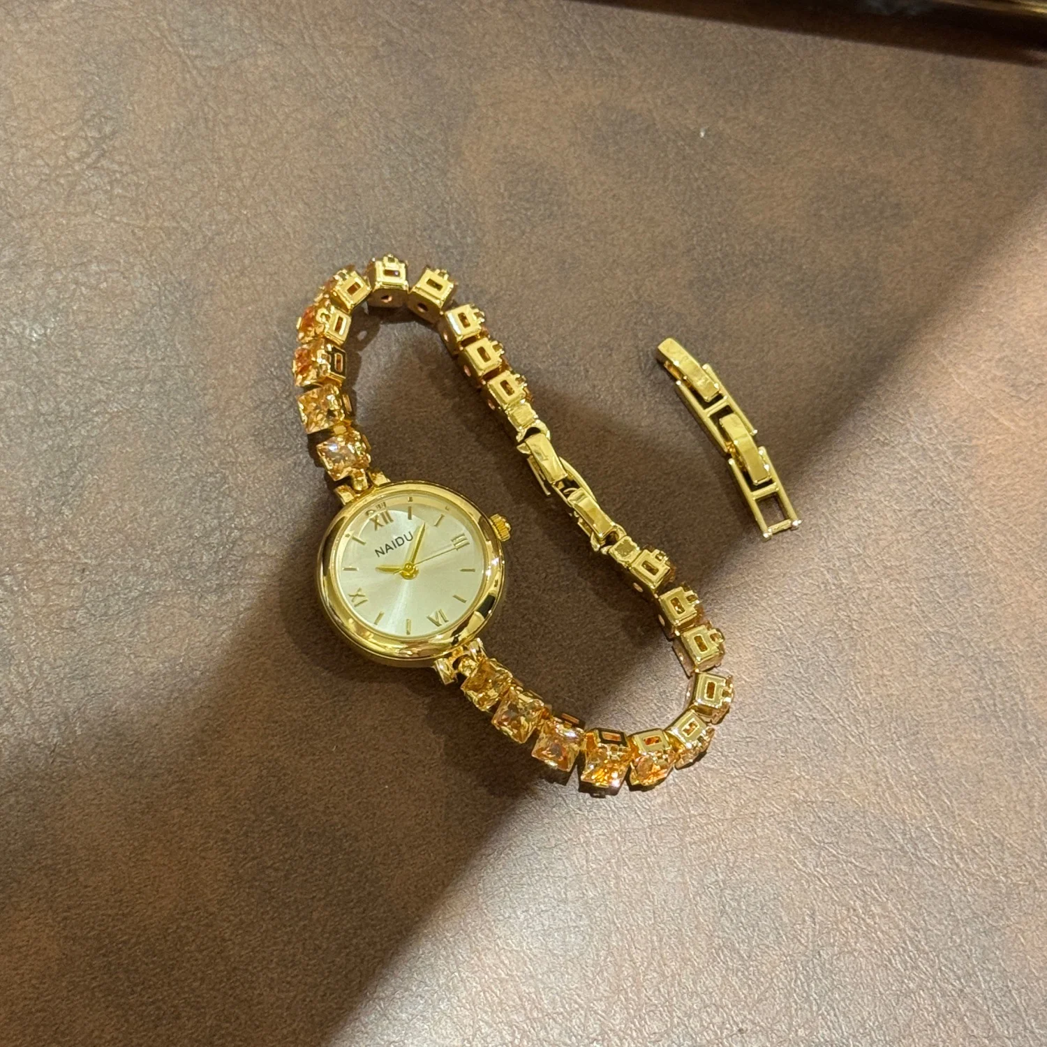 

New Light Luxury Diamond-encrusted Bracelet Watch for Women Fashionable Niche Quartz Watches Girls Clock Round Dial Wristwatch