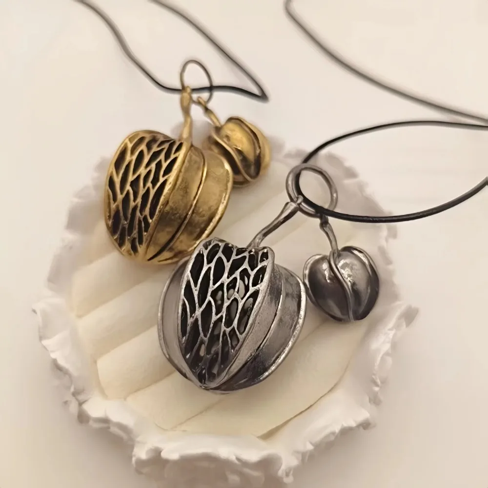 Vintage Antique Berry Pendant Necklace Copper Iron Alloy Handmade Chain Distressed Retro Jewelry for Women Daily Wear 0194